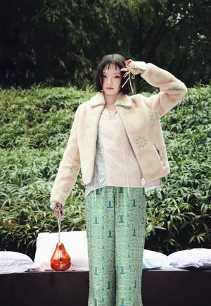 雎晓雯小丸子头俏皮活动图片