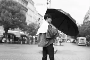 林彦俊雨中漫步街拍写真图片