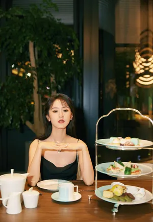 袁冰妍黑色吊带短裙性感图片