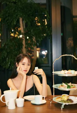 袁冰妍黑色吊带短裙性感图片_4
