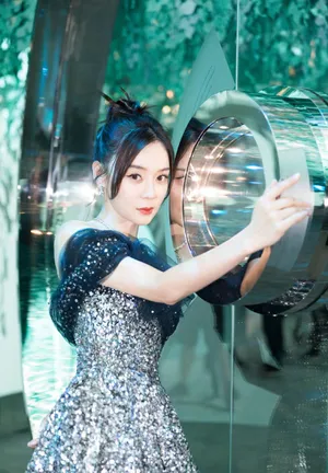 袁姗姗露锁骨气质优雅写真图片_2