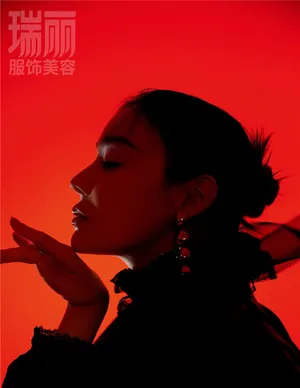 袁姗姗中国风封面杂志写真图片