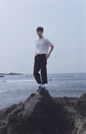 刘昊然休闲文艺写真图片