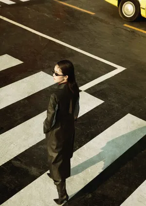 白鹿长款风衣随性街拍图片_4