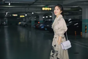 秦岚初秋优雅风衣写真图片