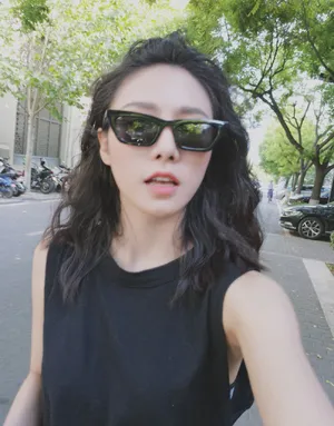 黄柳嫣潮流帅气自拍照图片