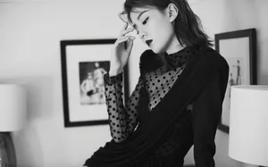 乔欣色丝绒拼接短裙性感图片_2