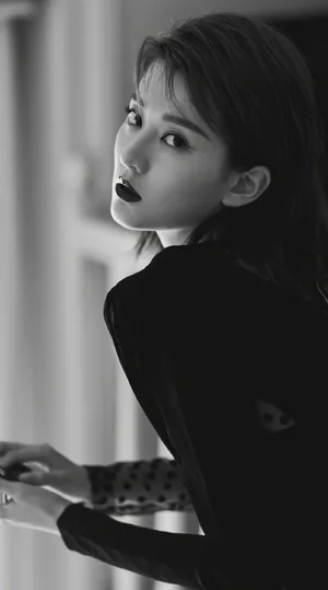 乔欣色丝绒拼接短裙性感图片_6