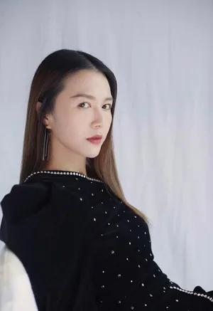 谭维维单肩丝绒裙优雅写真图片_2