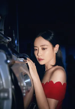 谭卓红裙优雅魅力写真图片_2