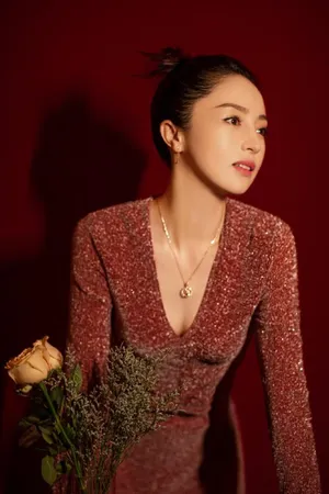 董璇粉色长裙性感知性写真_3