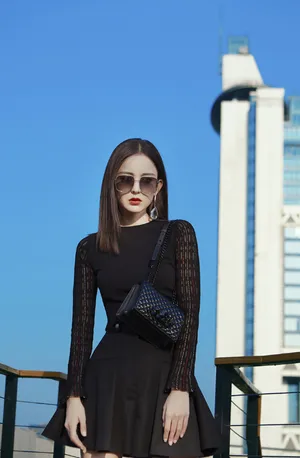 古力娜扎时髦个性街拍图片_3