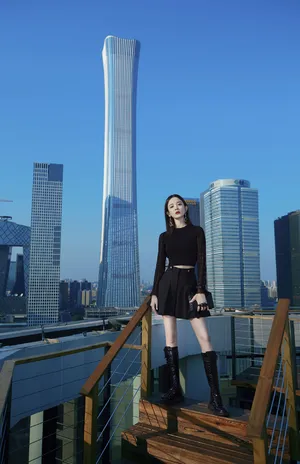 古力娜扎时髦个性街拍图片_7