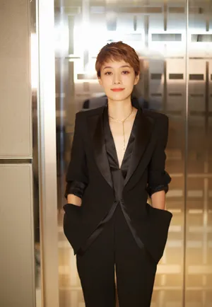 马伊琍干练西装造型性感活动照图片