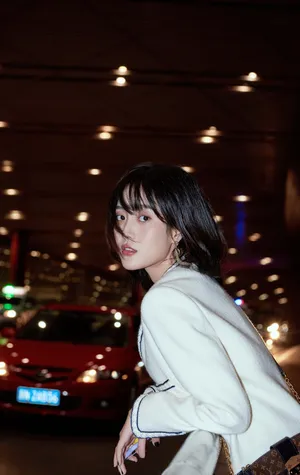 王梓薇休闲时尚夜拍图片