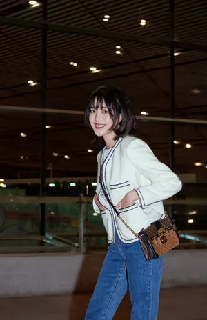 王梓薇休闲时尚夜拍图片_2