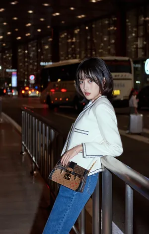 王梓薇休闲时尚夜拍图片_3