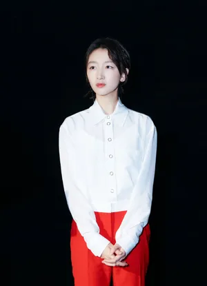 周冬雨白色衬衫清秀图片_4
