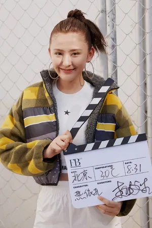 热依扎清爽时尚写真图片_4