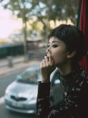 乔欣时装周短发烟熏妆性感图片_1