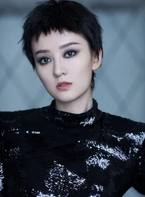乔欣时装周短发烟熏妆性感图片_4