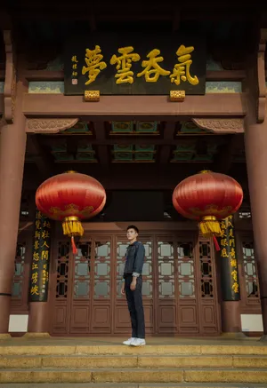 陈飞宇阳光帅气街拍图片第1张