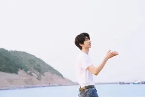 蔡徐坤清爽海边写真图片