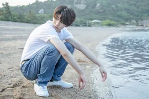 蔡徐坤清爽海边写真图片_3