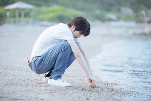 蔡徐坤清爽海边写真图片_4