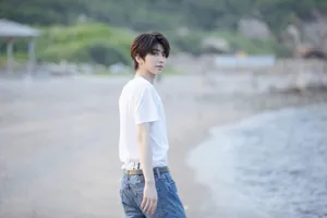 蔡徐坤清爽海边写真图片_6