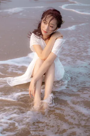 歌手原子飞海边唯美写真图片