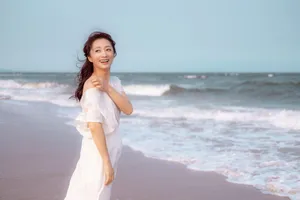 歌手原子飞海边唯美写真图片_2