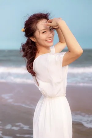 歌手原子飞海边唯美写真图片_3