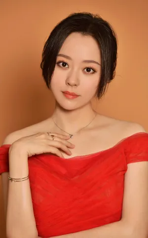 张靓颖红色长裙优雅图片