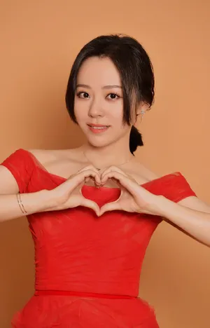 张靓颖红色长裙优雅图片_2
