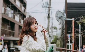 张子萱清新可人贝雷帽户外写真_2