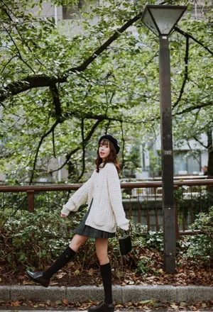 张子萱清新可人贝雷帽户外写真_6