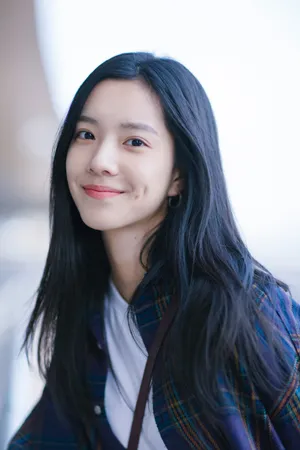 庄达菲率真清新机场街拍照图片_2