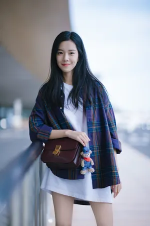 庄达菲率真清新机场街拍照图片_3