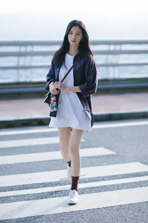 庄达菲率真清新机场街拍照图片_4