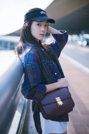 庄达菲率真清新机场街拍照图片_5