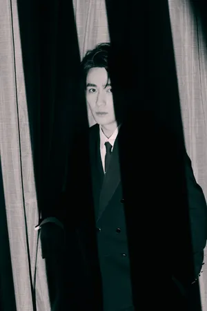 朱一龙酷黑光影写真图片_3