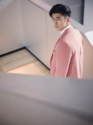 张云龙休闲西装帅气图片_4