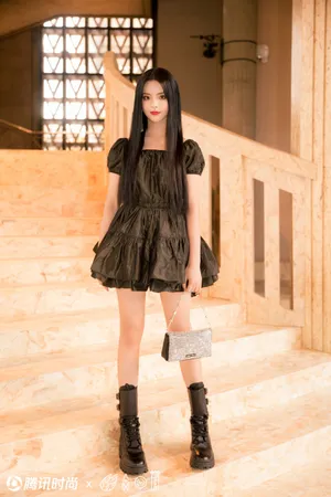 杨超越酷美暗黑系写真图片