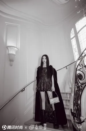 杨超越酷美暗黑系写真图片_5