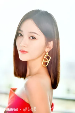 吴宣仪抹胸红裙性感写真图片_3