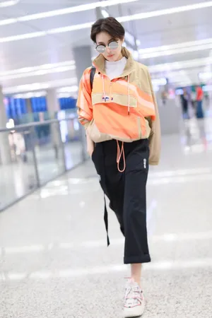 张馨予短发运动风超A机场图片_6