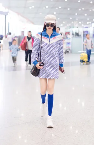 戚薇清新靓丽机场图片