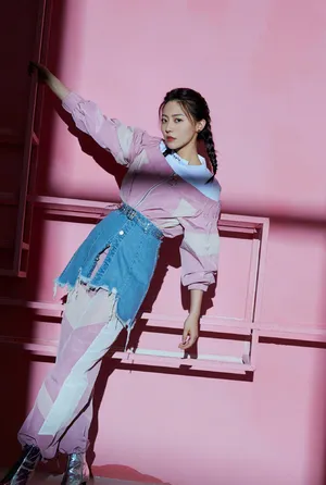 黄梦莹羊角辫时髦写真图片_1
