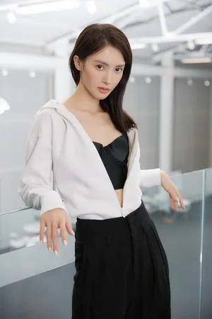 金晨休闲运动风性感写真图片